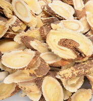 light yellow brown herb slices of Sweetvetch Root with brownish bark are piled together